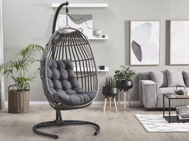 Beliani Silla Colgante De Ratán Gris Oscuro Con Soporte SESIA 4 Beliani Silla Colgante De Ratán Gris Oscuro Con Soporte SESIA - Imagen 2